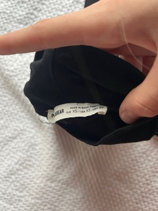 Vestido negro manga larga cuello alto