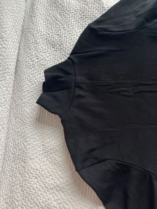 Vestido negro manga larga cuello alto