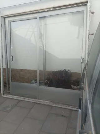 Puerta corredera de cristal y aluminio