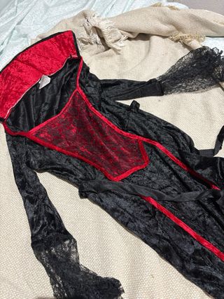 Disfraz Vampiresa Talla S
(precio negociable)