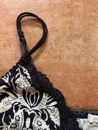 Top estampado floral negro y beige