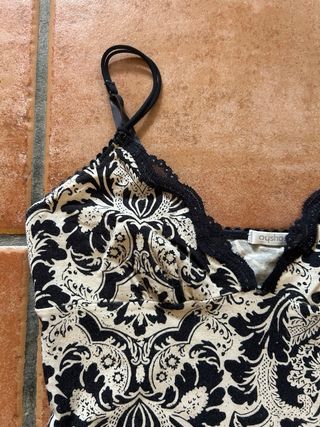 Top estampado floral negro y beige