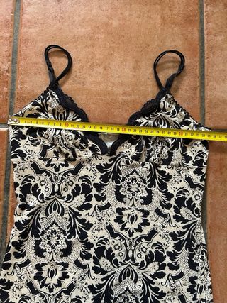 Top estampado floral negro y beige