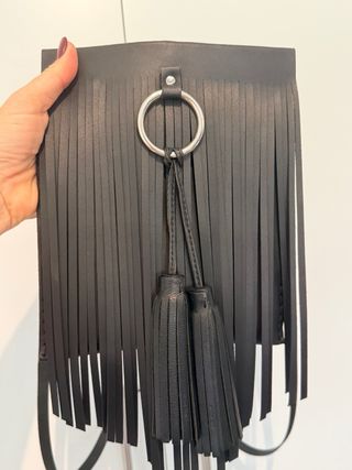 Bolso cruzado negro cuero flecos