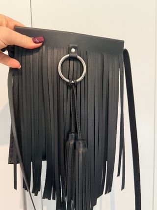 Bolso cruzado negro cuero flecos