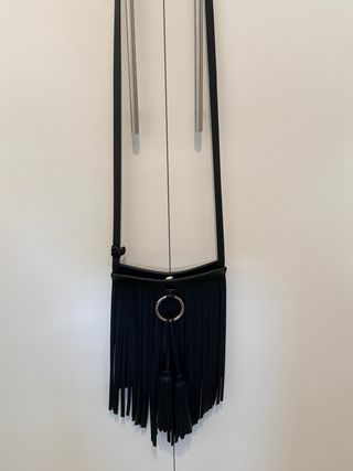 Bolso cruzado negro cuero flecos