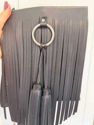 Bolso cruzado negro cuero flecos