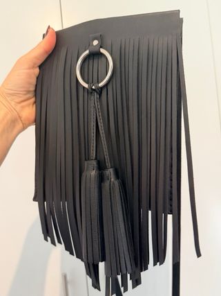 Bolso cruzado negro cuero flecos