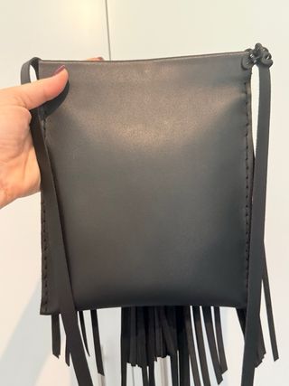 Bolso cruzado negro cuero flecos