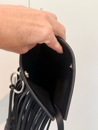 Bolso cruzado negro cuero flecos