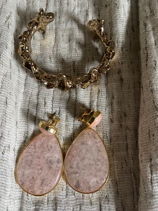 Pulsera y pendientes dorados con detalle rosa