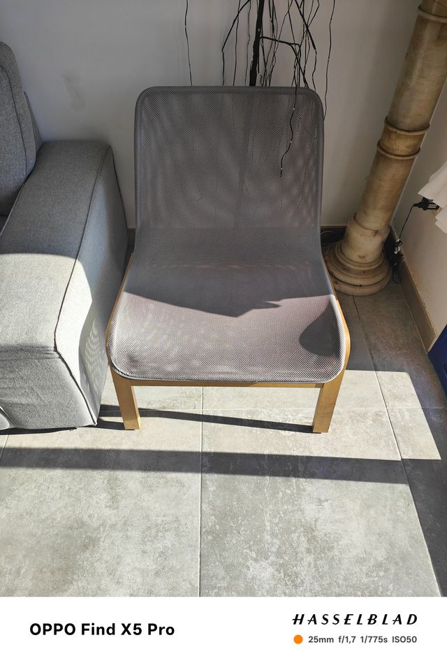 Silla de tela gris con estructura de madera