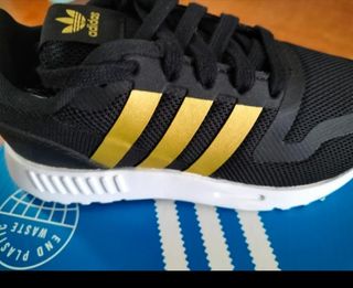 Tenis Adidas Multix Negro/Dorado 
26,6 a la 35