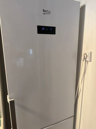 Lavadora y Secadora LG 8/4kg + Nevera Beko combi

