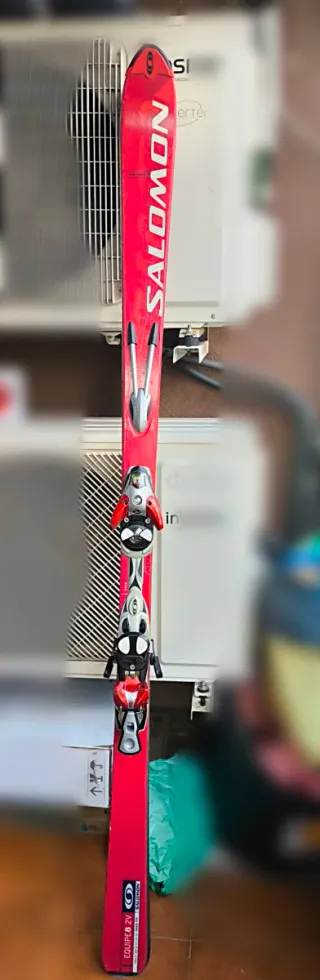 Esquís Salomon rojos con fijaciones