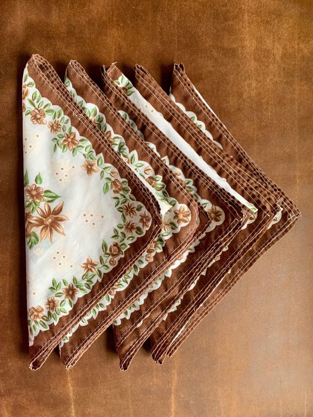 Tovaglioli vintage floreali marroni e bianchi