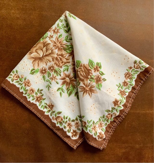 Tovaglioli vintage floreali marroni e bianchi