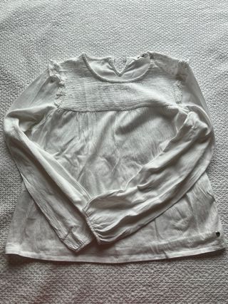 Blusa blanca con volantes