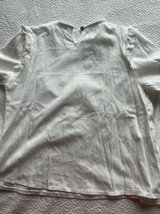 Blusa blanca con volantes