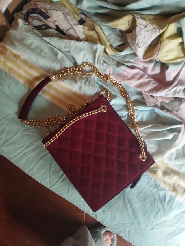 Bolso de mano acolchado con cadena dorada
