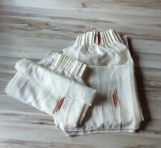 Cortinas beige con bordado multicolor. Son dos.