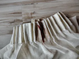 Cortinas beige con bordado multicolor. Son dos.