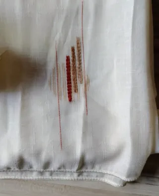 Cortinas beige con bordado multicolor. Son dos.