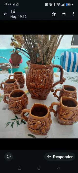 Jarra y vasos de cerámica decorados