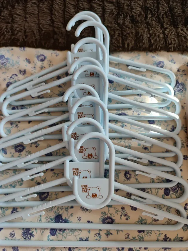 Lote de 10 perchas azules Prenatal para bebé