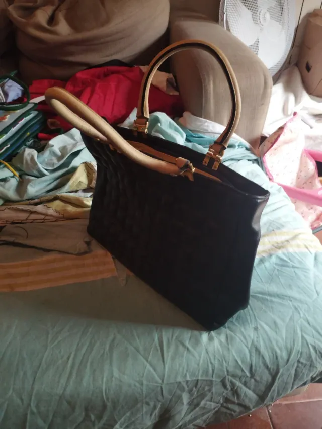 Bolso negro y beige acolchado
