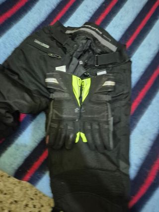 Chaqueta y pantalón de moto