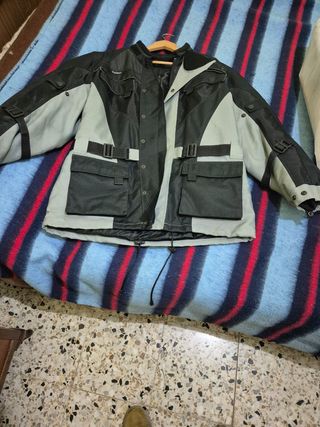 Chaqueta y pantalón de moto