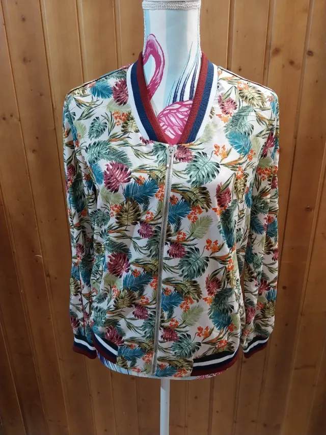 Cazadora Stradivarius Estampado Tropical Mujer