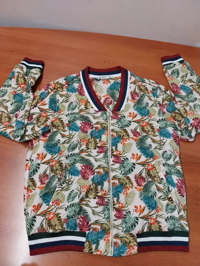 Cazadora Stradivarius Estampado Tropical Mujer