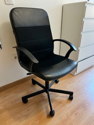 Silla de escritorio negra en excelente estado