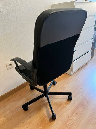 Silla de escritorio negra en excelente estado