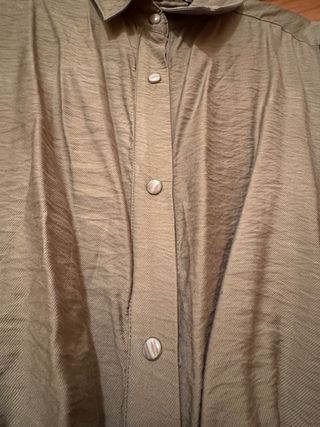 Vestido verde oliva con nudo