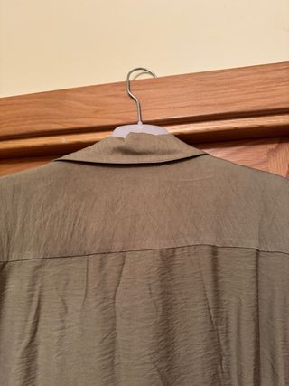 Vestido verde oliva con nudo