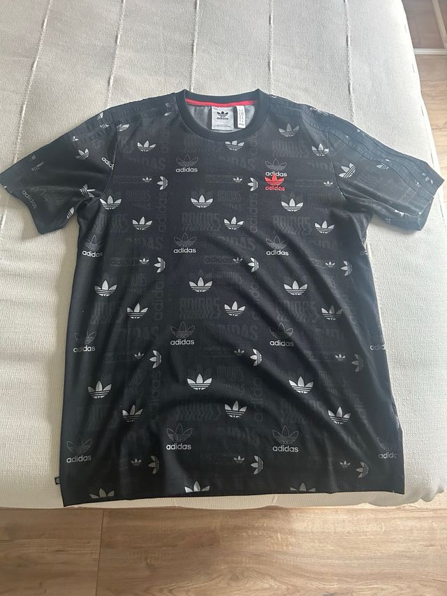 Camiseta Adidas Negra y Roja Talla S