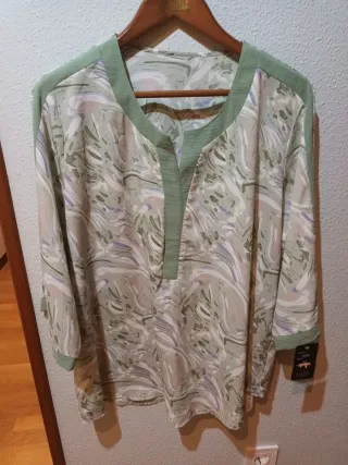 Blusa efecto seda verde y multicolor