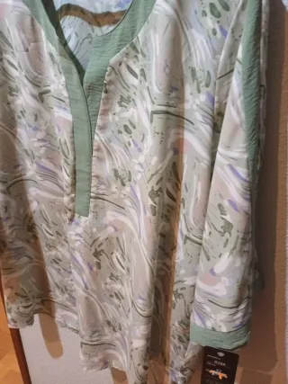Blusa efecto seda verde y multicolor