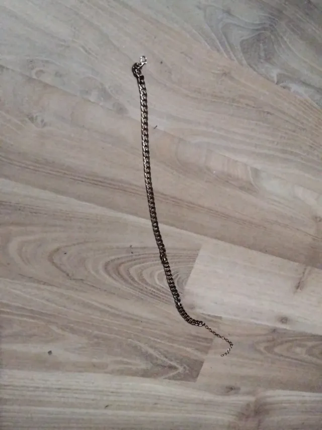 Cadena dorada pequeña