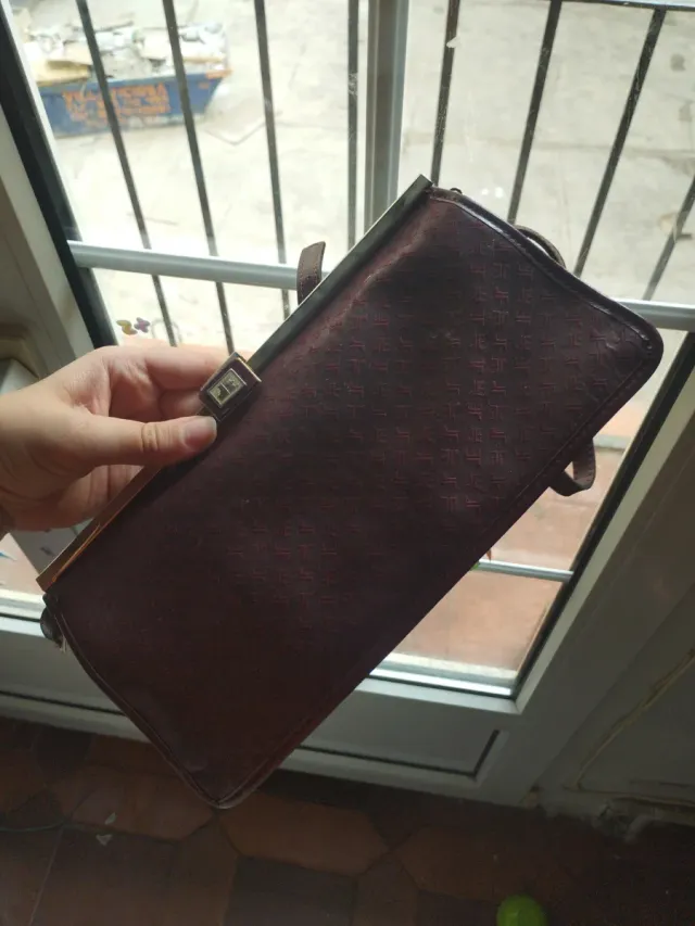 Bolso de mano morado y dorado