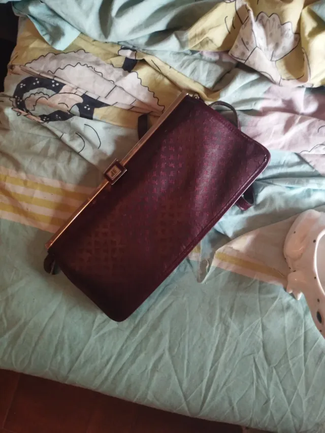 Bolso de mano morado y dorado