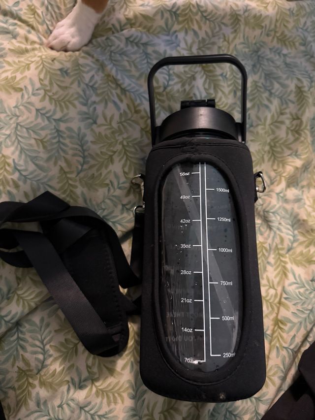 Garrafa de agua con funda negra