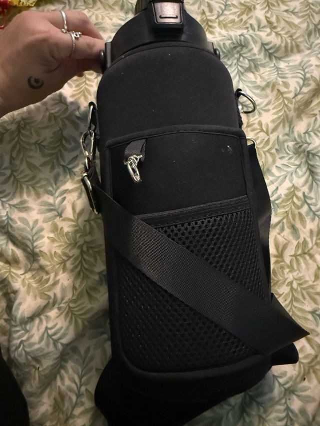 Garrafa de agua con funda negra