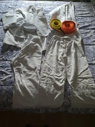 2 Kimonos de Karate (Blanco, Naranja, Amarillo)