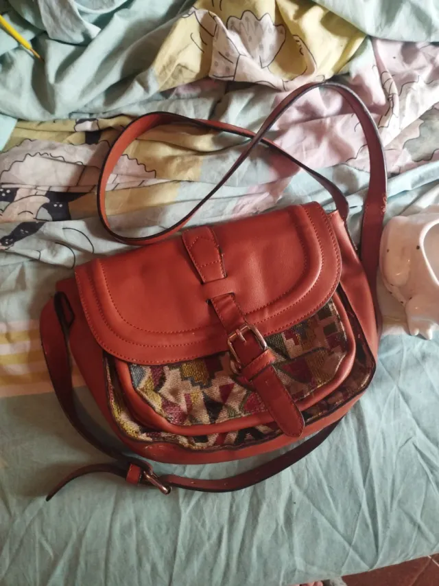 Bolso marrón y multicolor