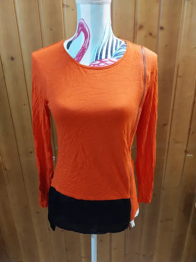 Camiseta manga larga naranja y negra