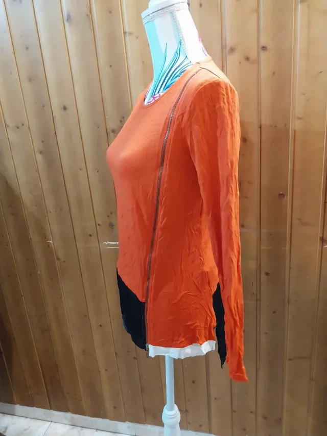 Camiseta manga larga naranja y negra